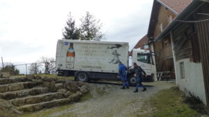 Erste Anlieferung von Getränken und Inventar der Brauerei Stolz im Dorfstadel Eglofs