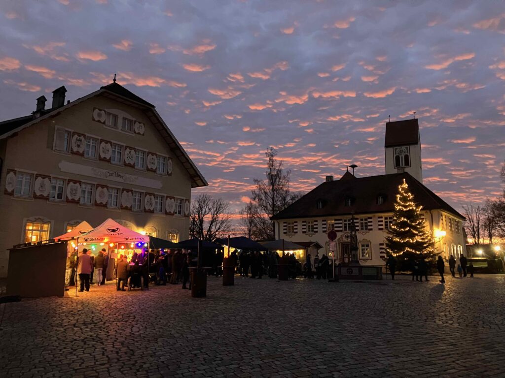 Megletzer Weihnacht (Weihnachtsmarkt) auf dem Dorfplatz in Eglofs